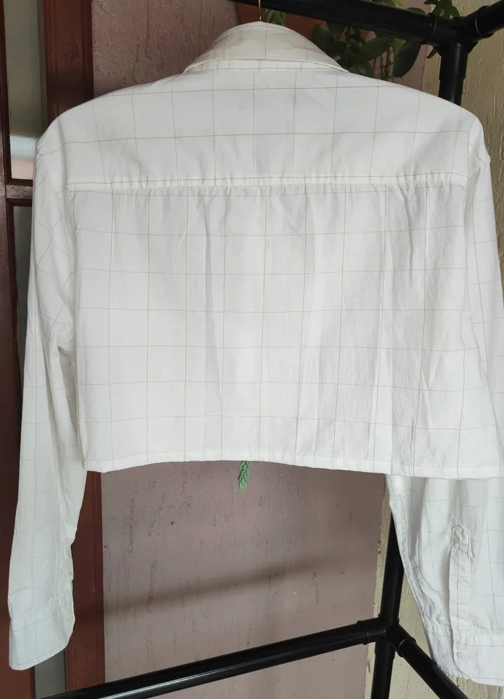 camisa branca cropped oversized