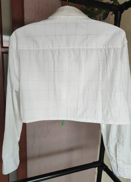 camisa branca cropped oversized
