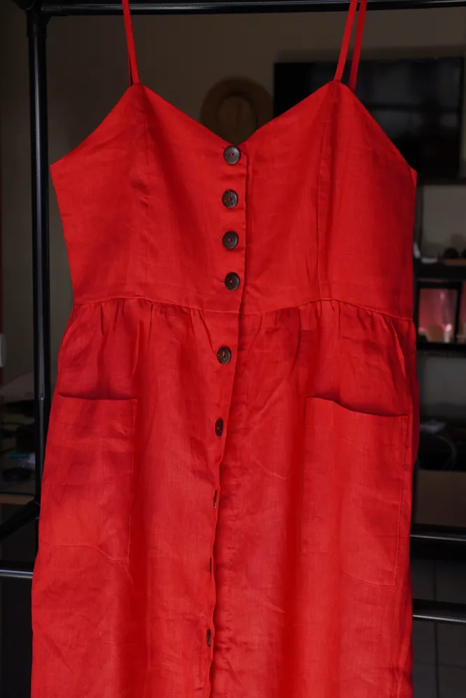 vestido vermelho de linho puro de alça com cinto de couro