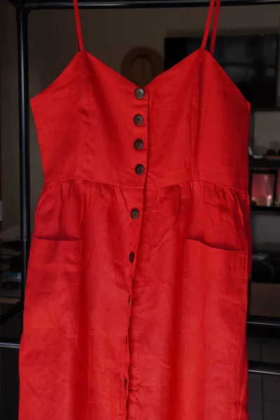 vestido vermelho de linho puro de alça com cinto de couro