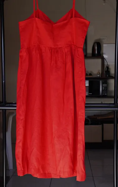 vestido vermelho de linho puro de alça com cinto de couro