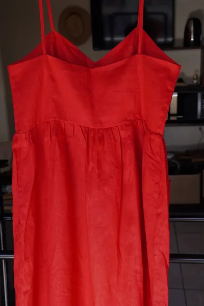 vestido vermelho de linho puro de alça com cinto de couro