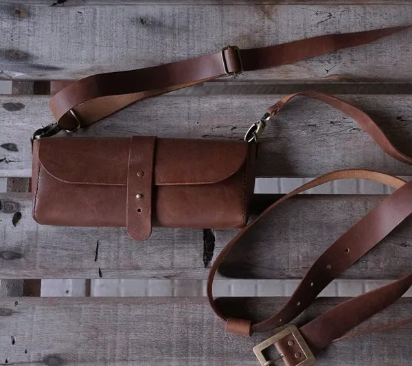 Conjunto Bolsa Transversal de Couro Legítimo com Cinto