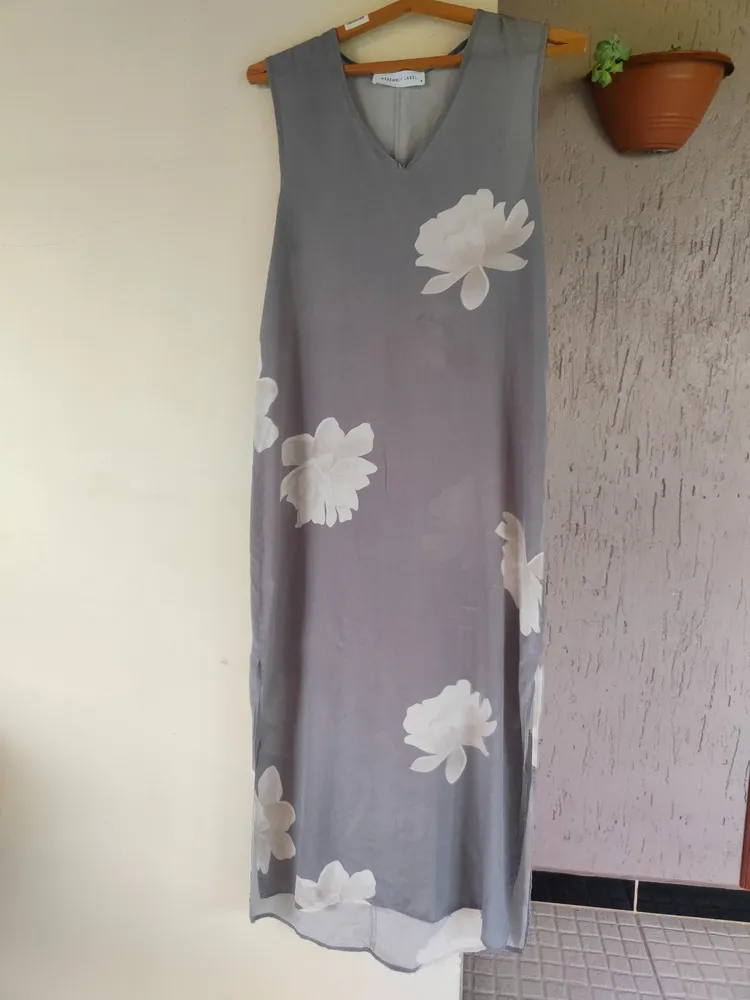 vestido de seda pura cinza floral