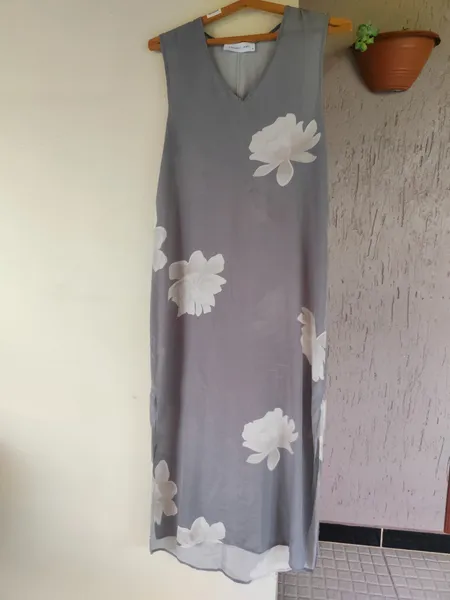 vestido de seda pura cinza floral