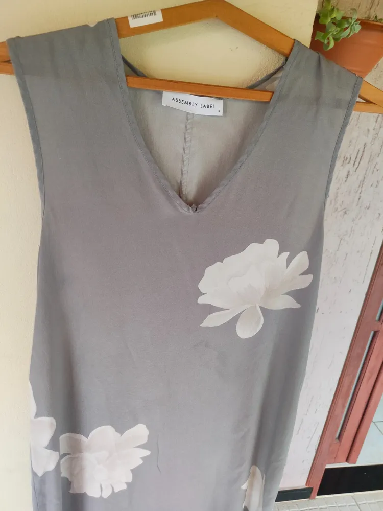 vestido de seda pura cinza floral