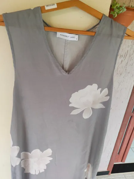 vestido de seda pura cinza floral