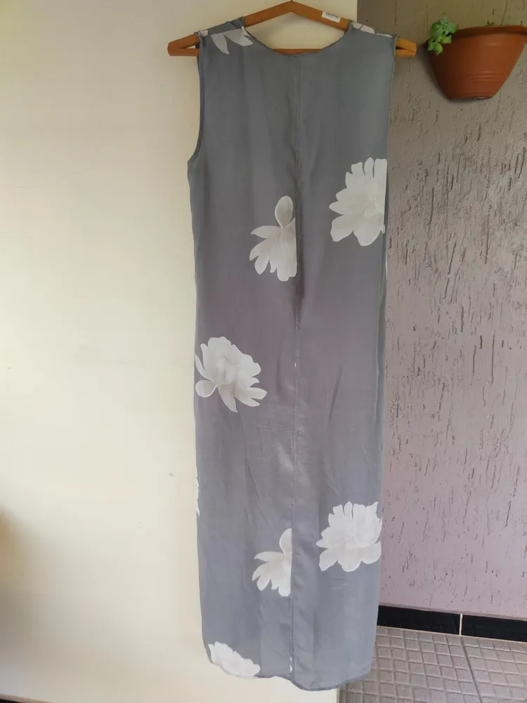 vestido de seda pura cinza floral