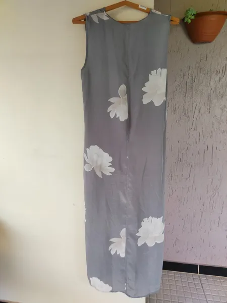 vestido de seda pura cinza floral