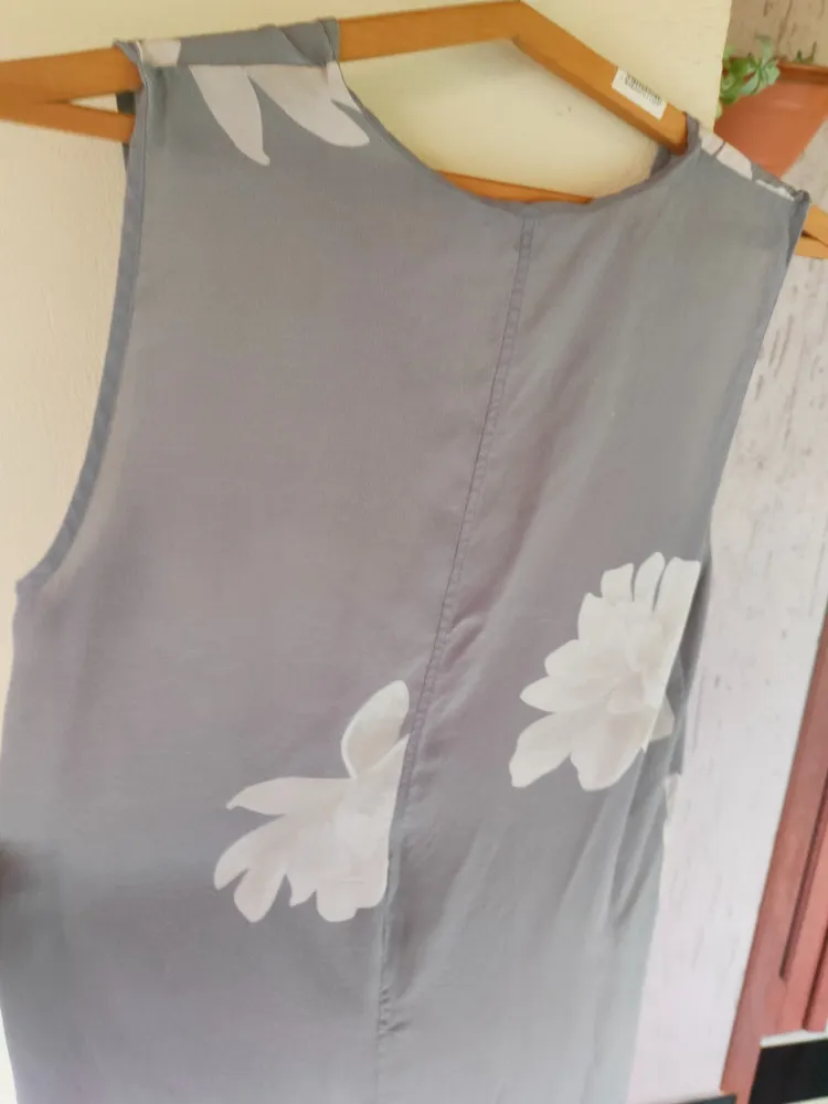 vestido de seda pura cinza floral