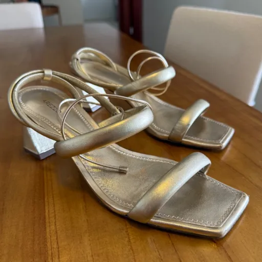 sandalia Dourada Arezzo Salto bloco quadrada