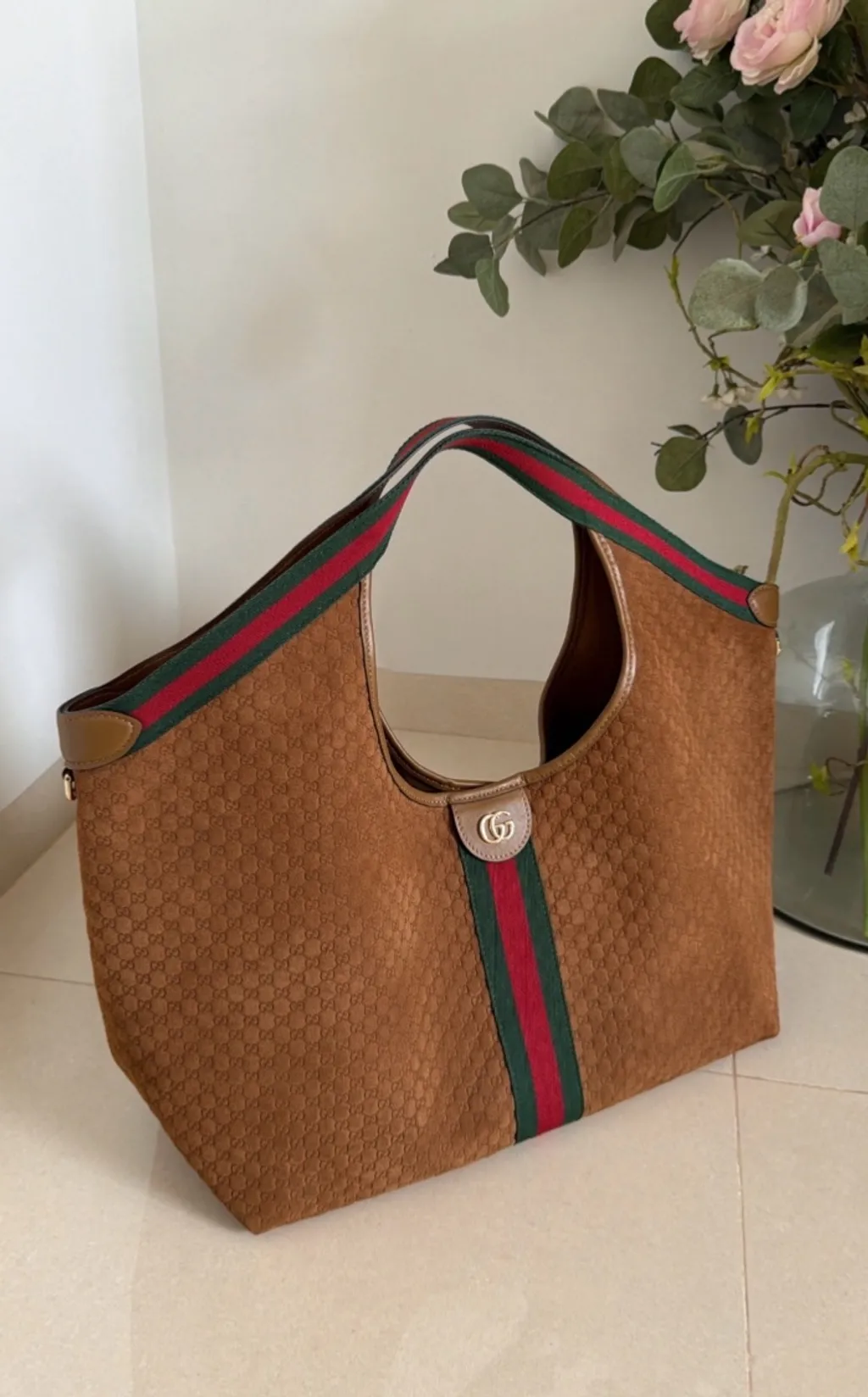 Bolsa Gucci de ombro monograma marrom