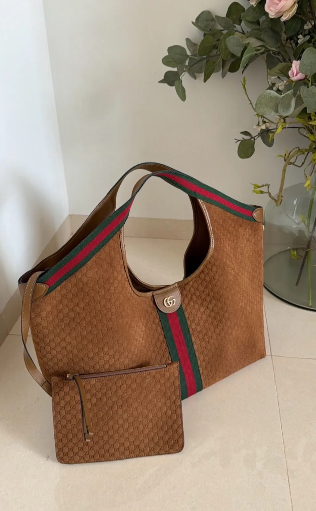 Bolsa Gucci de ombro monograma marrom