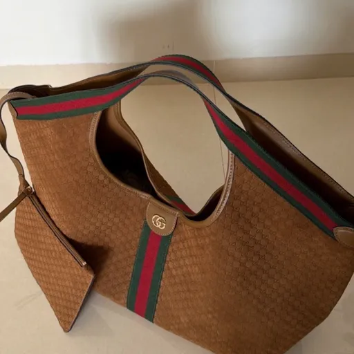 Bolsa Gucci de ombro monograma marrom
