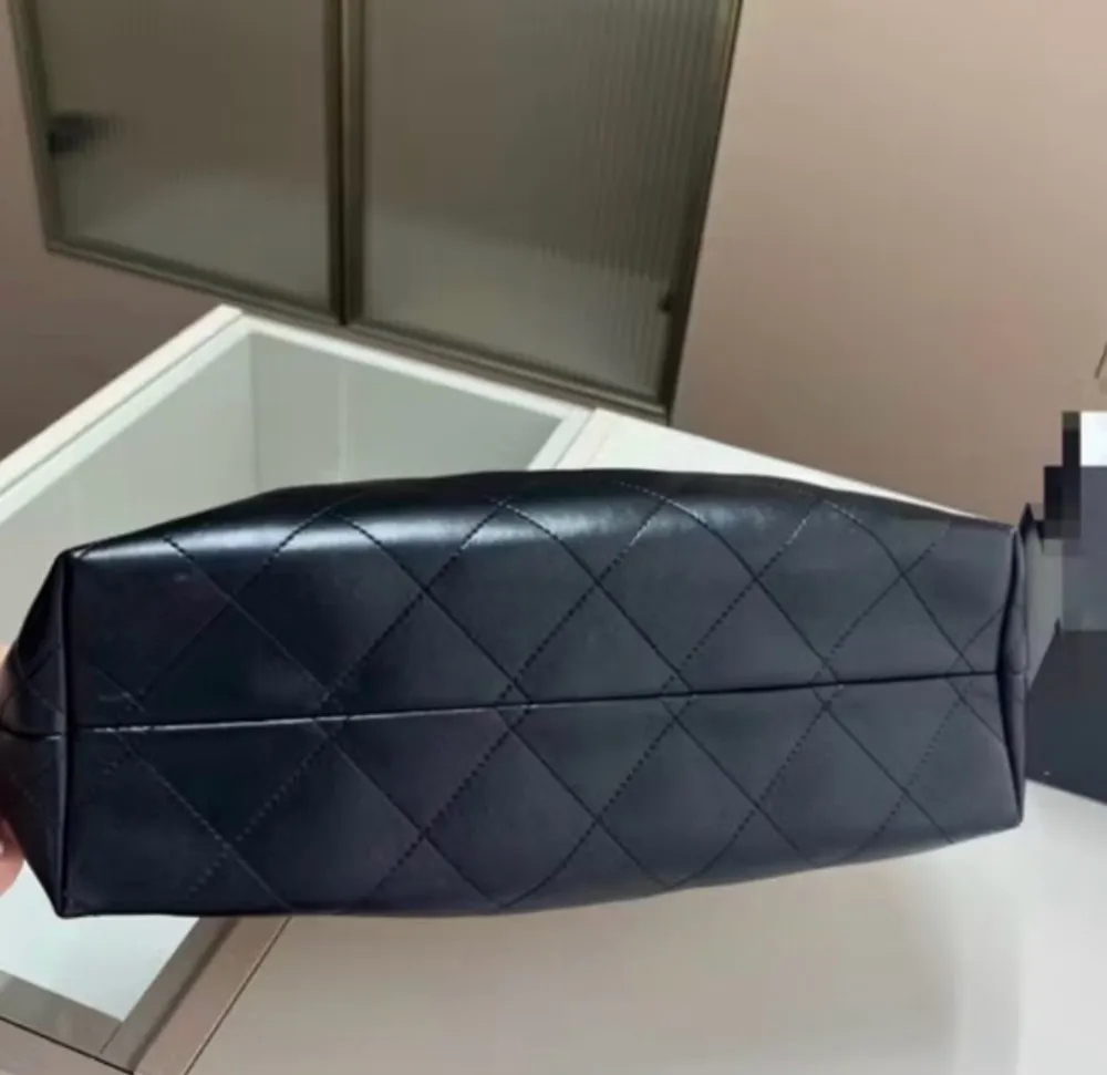 Bolsa chanel gabrielle hobo marrom e preta