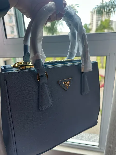 Bolsa Prada em couro Saffiano - azul bebê