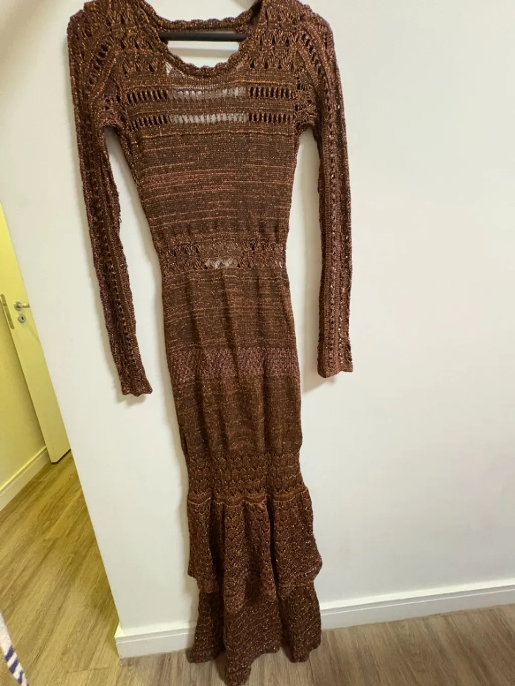 Vestido animale longo em tricô bronze com brilho sutil