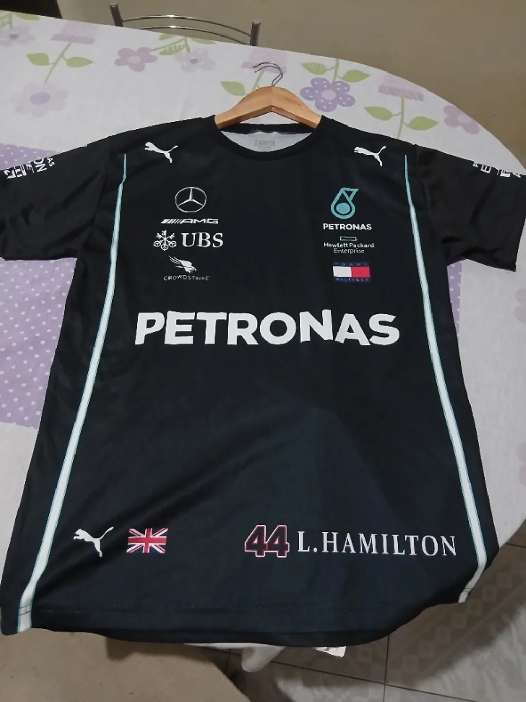 Camiseta da equipe de fórmula 1 Petronas Mercedes piloto Leuis H