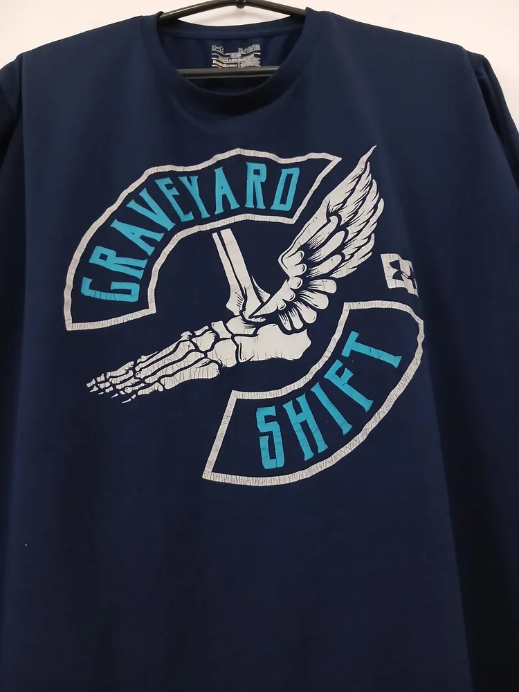 camiseta under armour graveyard shift azul marinho gg