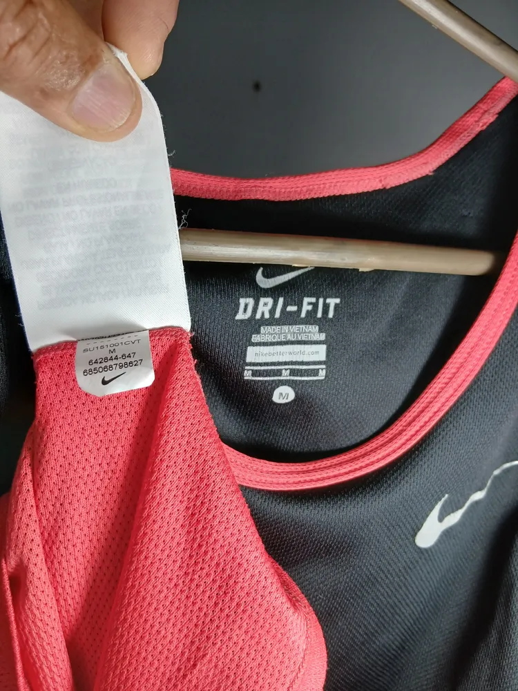 camiseta regata nike dri-fit preta e vermelha m