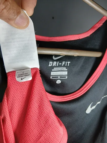 camiseta regata nike dri-fit preta e vermelha m