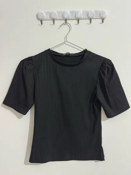 Blusa canelada com mangas