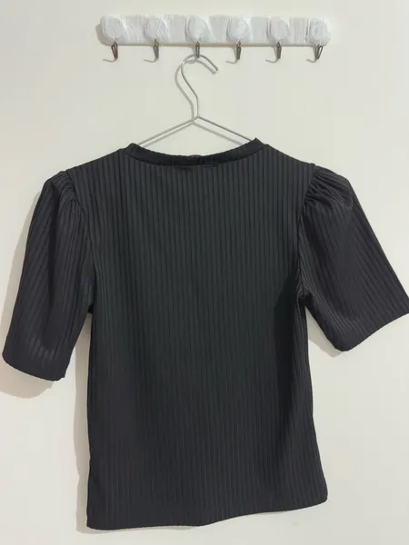 Blusa canelada com mangas