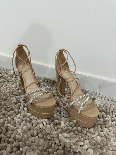 Sandália muito alta