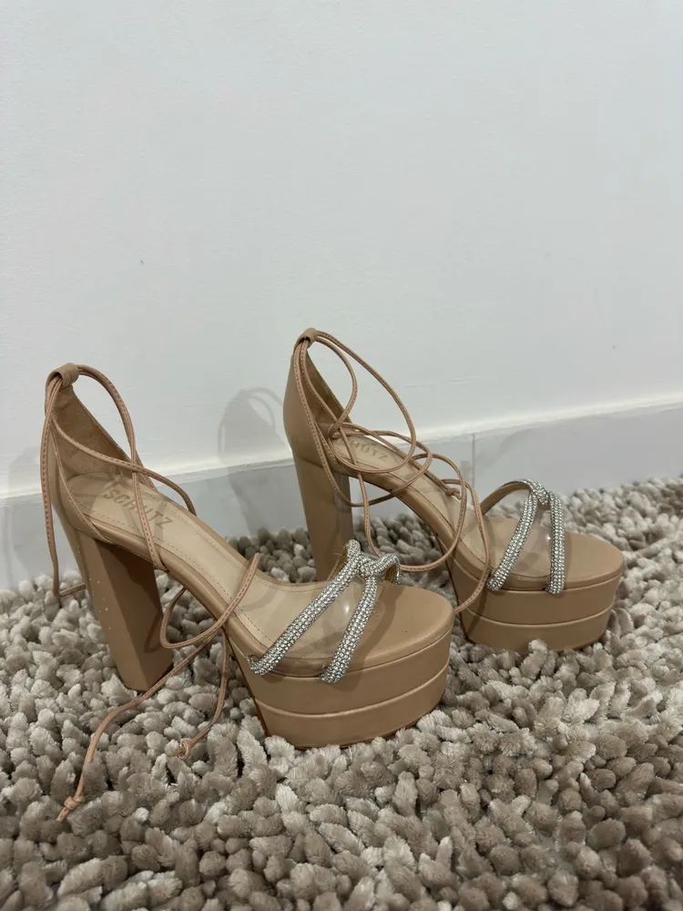 Sandália muito alta