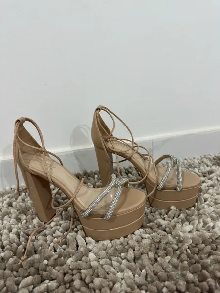 Sandália muito alta