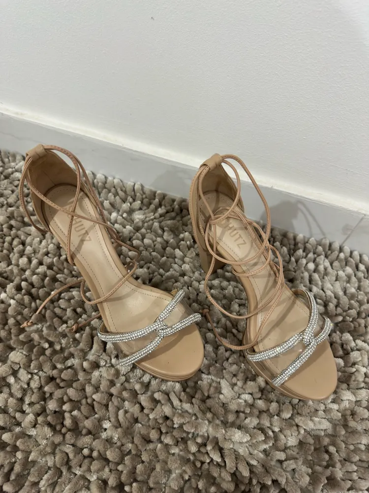 Sandália muito alta