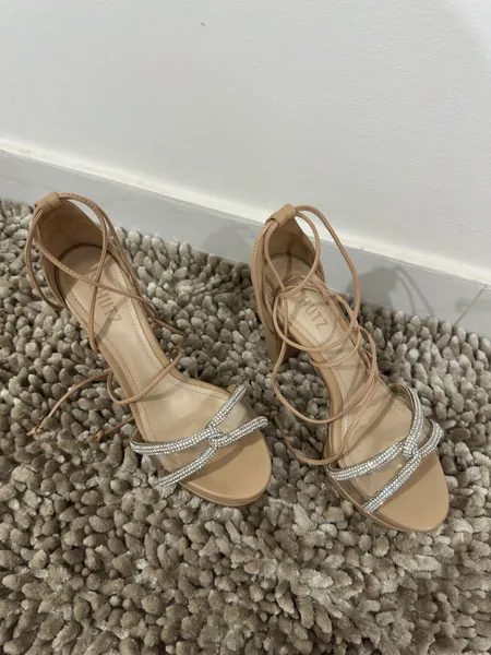 Sandália muito alta