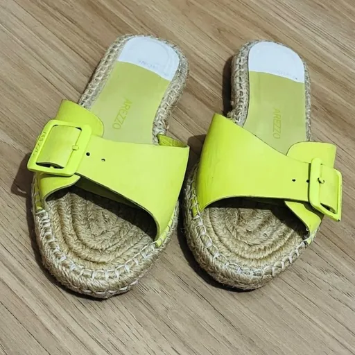 Rasteira Arezzo neon