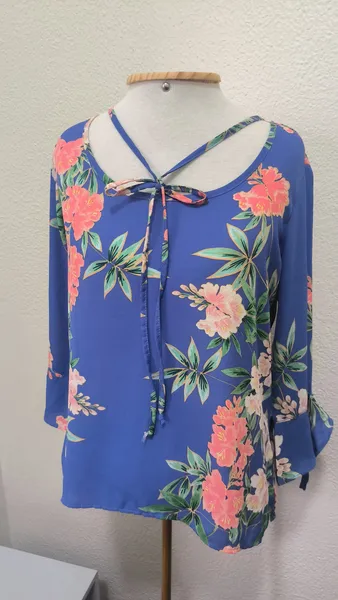 Blusa da Eslee azul floral tam P