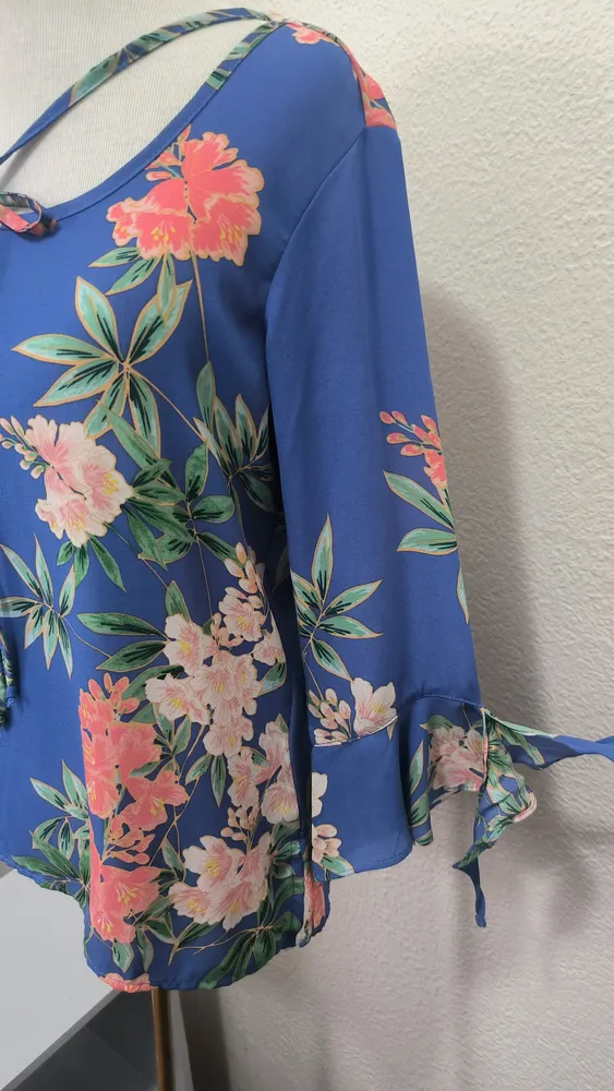 Blusa da Eslee azul floral tam P