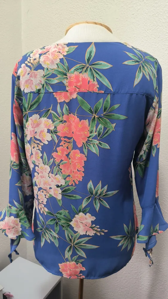 Blusa da Eslee azul floral tam P