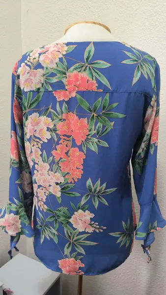 Blusa da Eslee azul floral tam P