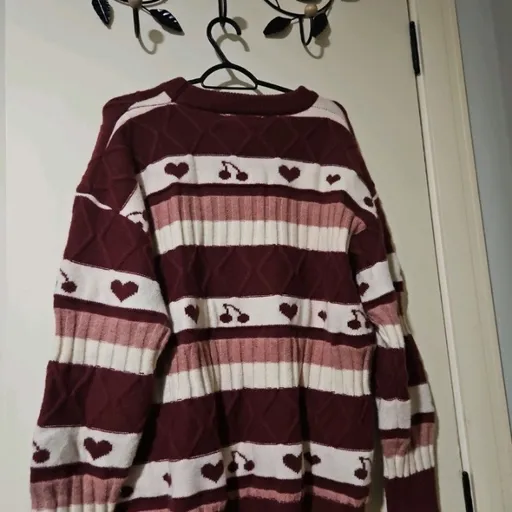suéter listrado cereja e coração bordô