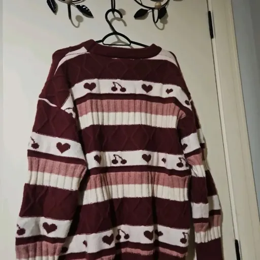 suéter listrado cereja e coração bordô