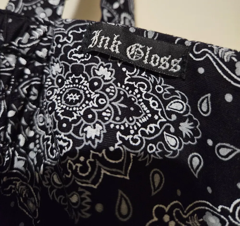 blusa retrô preta estampa bandana paisley