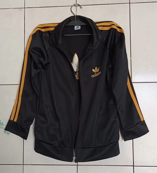 blusa de agasalho infantil preto Adidas tamanho 12