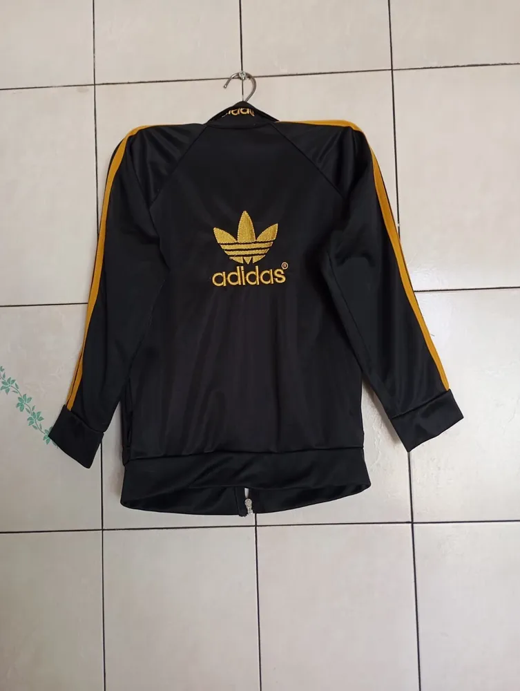 blusa de agasalho infantil preto Adidas tamanho 12