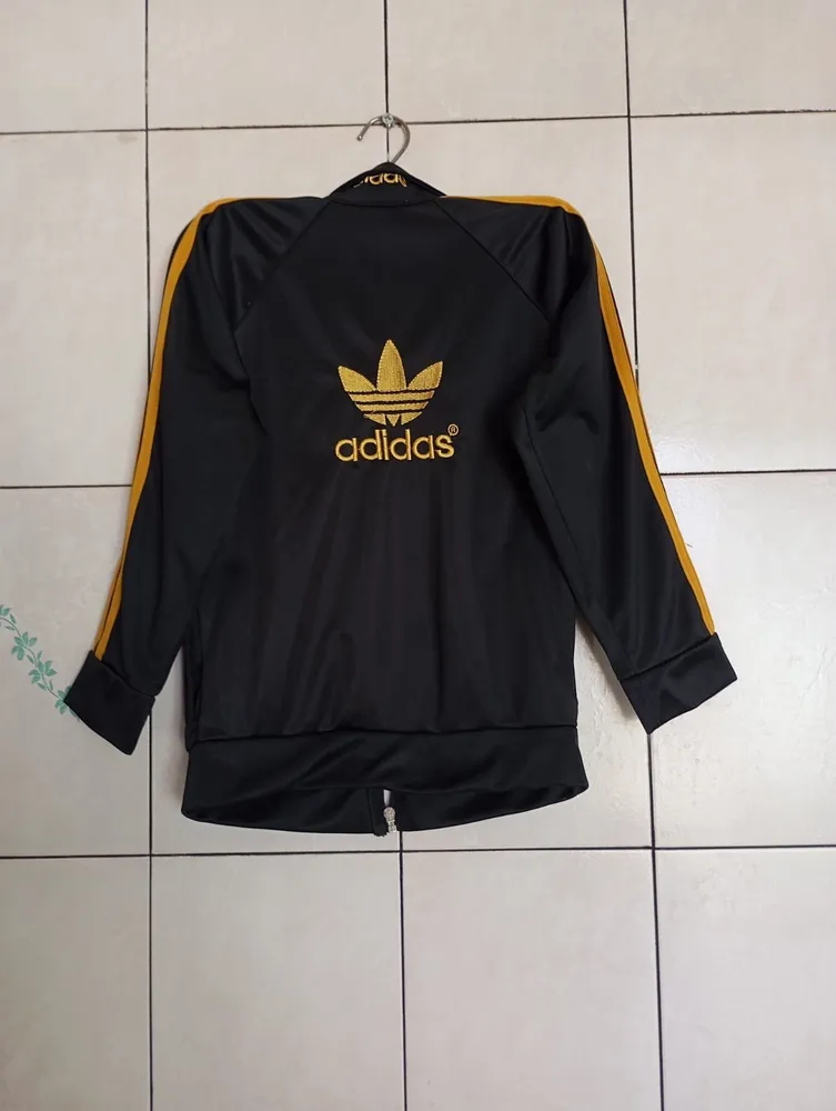 blusa de agasalho infantil preto Adidas tamanho 12