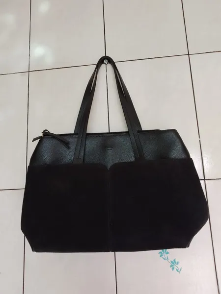 Bolsa Arezzo preta grande