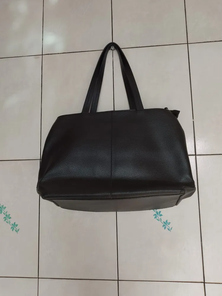 Bolsa Arezzo preta grande