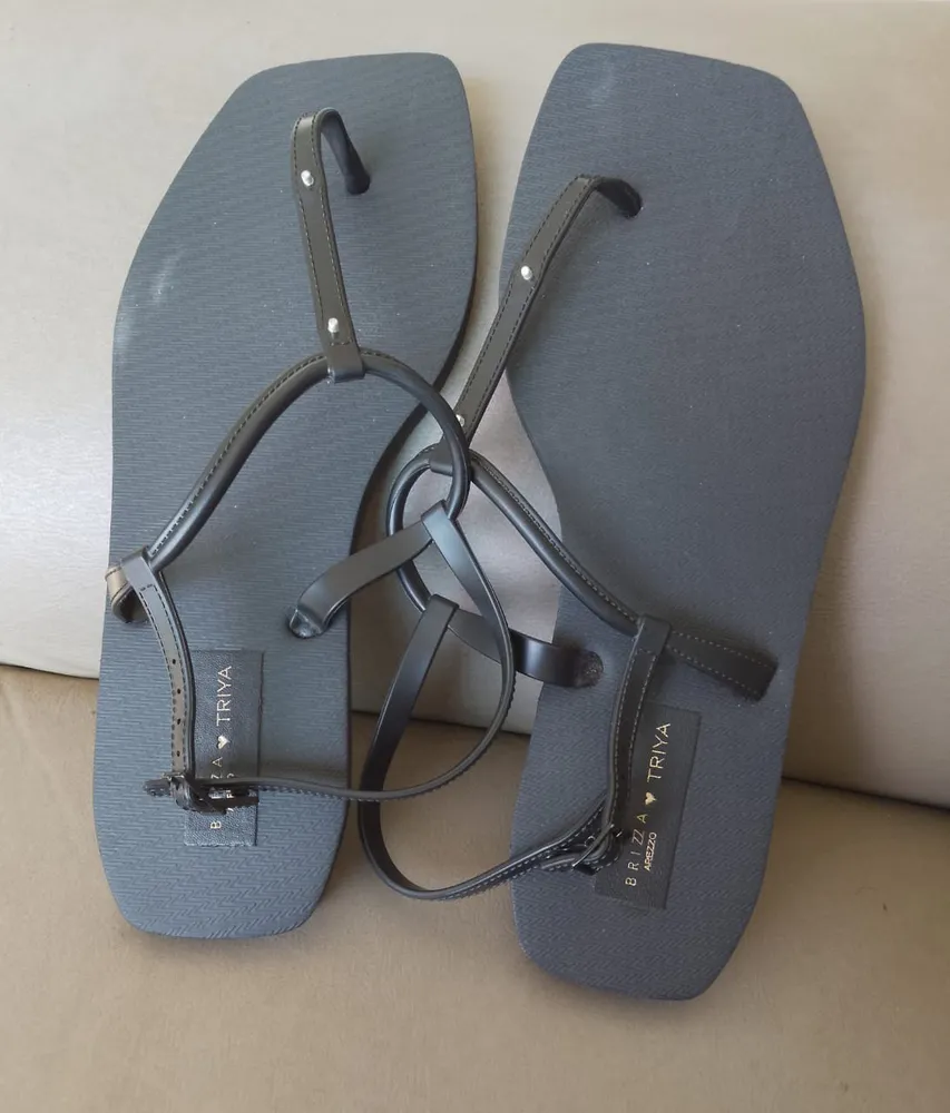 Chinelo Arezzo preto tamanho 40