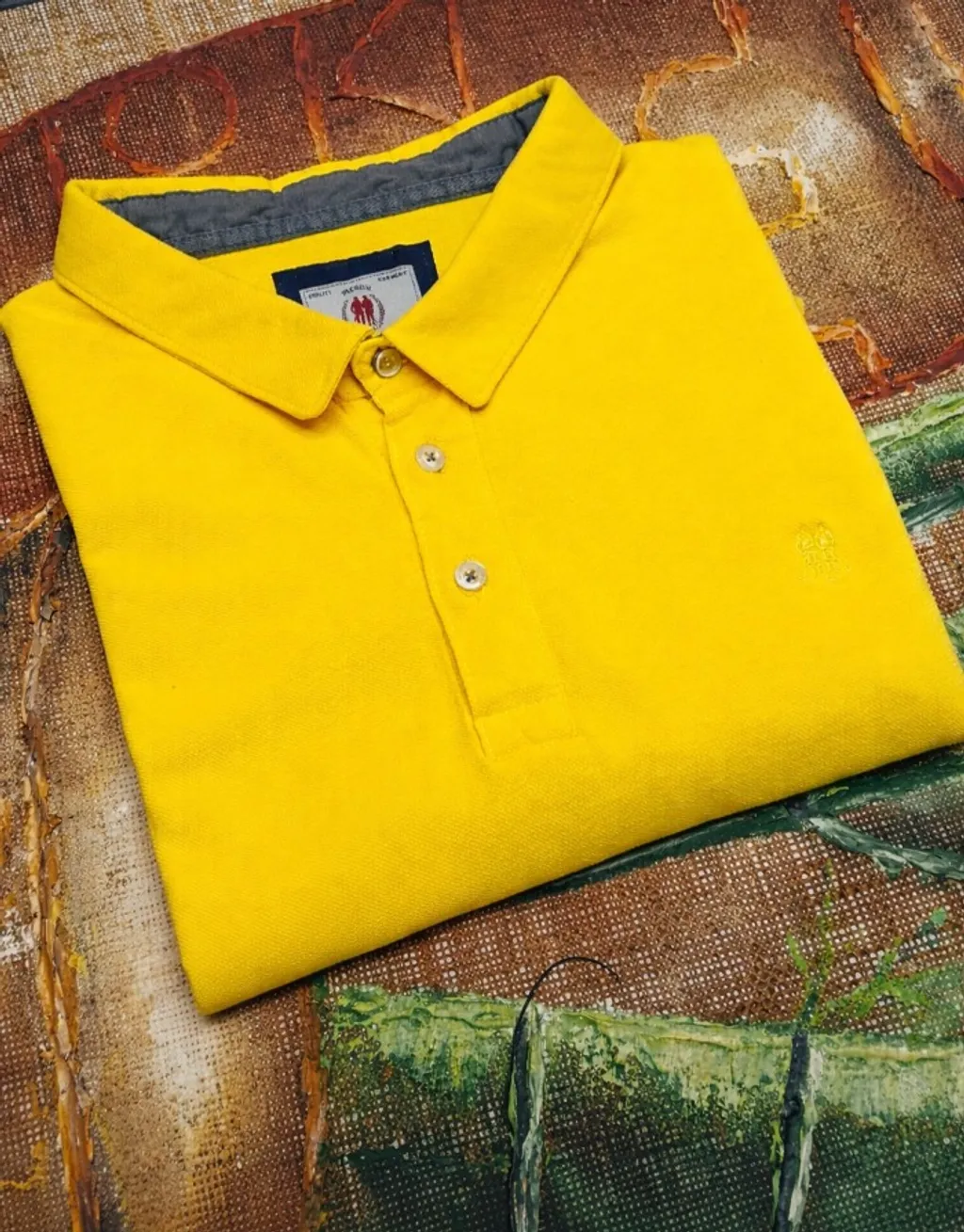 camiseta polo amarela