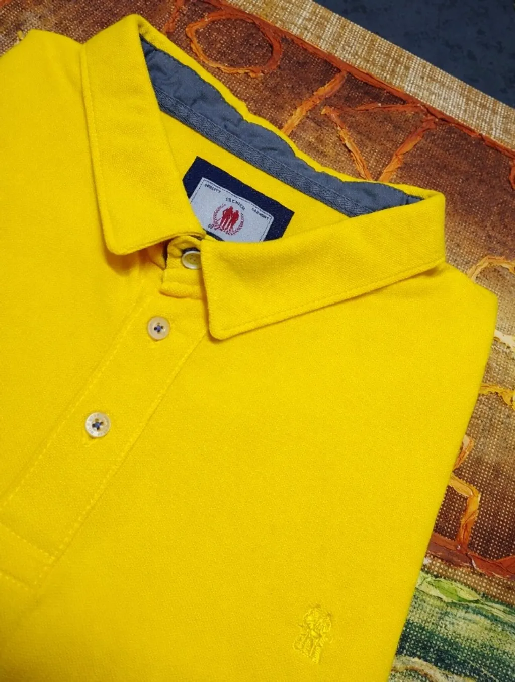 camiseta polo amarela