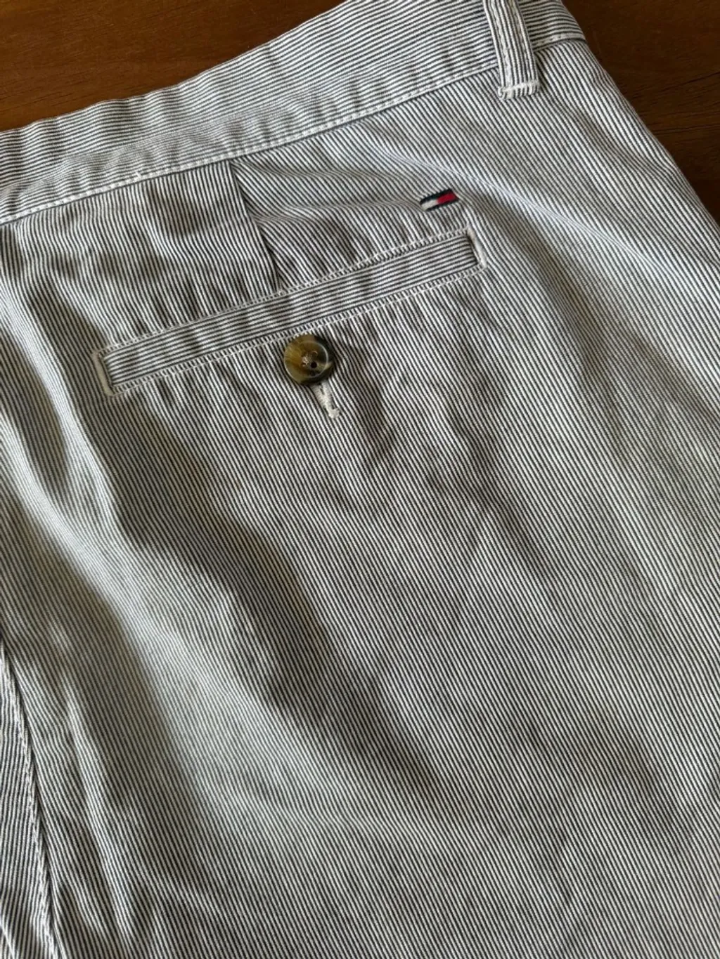 Bermuda Tommy Hilfiger listrada cinza masculina tam 46