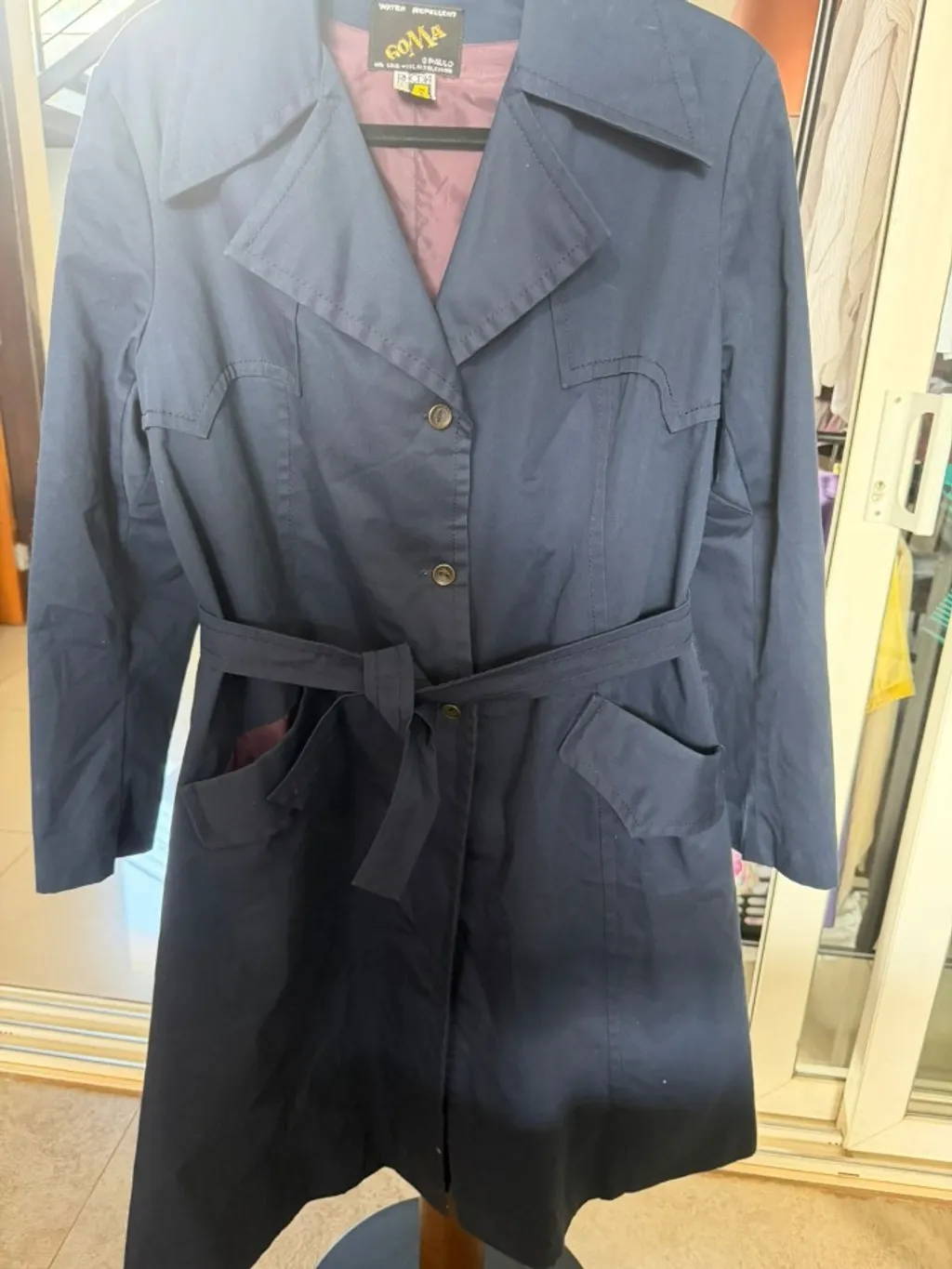 Casaco trench coat azul marinho Goma São Paulo elegante vintage